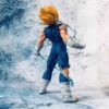 6-14 (1) Vue de face de la figurine Majin Vegeta – Pose de combat Super Saiyan inspirée de Dragon Ball Z